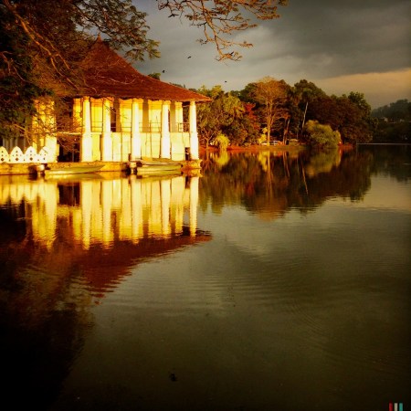 couché de soleil sur le lac de Kandy